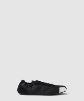 메탈 토캡이 달린 나일론과 스웨이드 소재의 콜랩스 스니커즈 1E990N